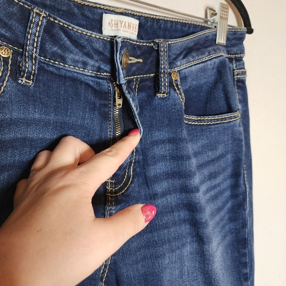 Shyanne Bootcut Embroidered pocket jeans. Women's size 32 short. 29.5' inseam - Picture 10 of 16